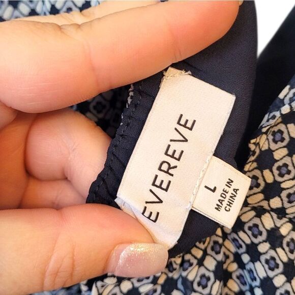 Evereve Women's Blue And White Geo Tile Print Ruffle Blouse Size L - Picture 3 of 6
